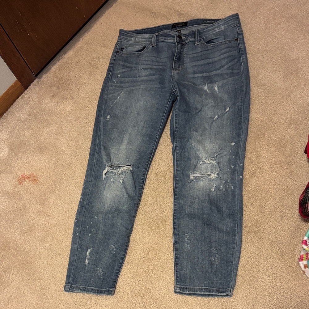Judy Blue Ripped Cropped Jeans in Gray